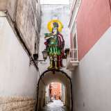 La seconda traversa � via Nicol� Dottula, che riserva un'ultima sopresa: un arco che segna l'ingresso settentrionale del centro storico, abbellito con un gigantesco murales del 2019